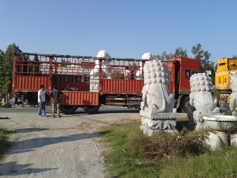 2.8米汉白玉石狮子