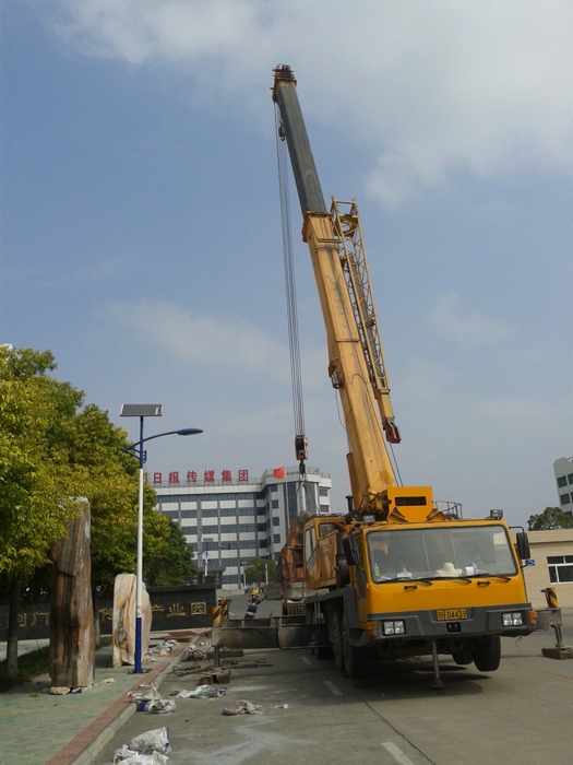 晚霞红景观石安装现场